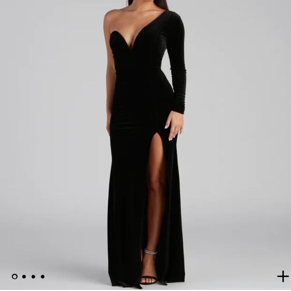 Windsor Cheyenne Formal One-Shoulder Velvet Dress